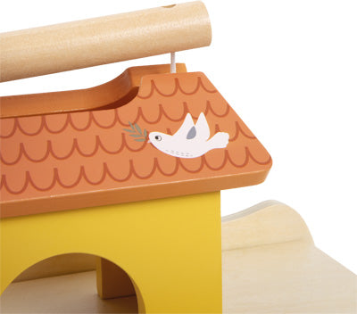 Ein gelbes Holzhaus mit orangefarbenem Dach aus der Steckspiel Arche Noah „Safari“, verziert mit einer weißen Taube, die einen Zweig trägt.