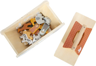 Das Steckspiel Arche Noah „Safari“ besteht aus einer Holzbox mit tierförmigen Spielsachen im Inneren und einem abnehmbaren Deckel daneben.
