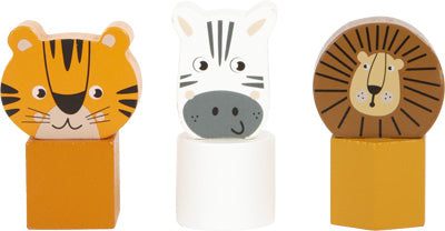 Die Motorikschleife mit Wippe „Safari“ umfasst drei Holzspielzeugklötze – einen Tiger, ein Zebra und einen Löwen – die jeweils mit einem verspielten Cartoon-Gesicht versehen sind.