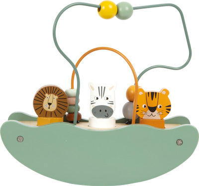 Die Motorikschleife mit Wippe „Safari“ verfügt über eine salbeigrüne Basis, ein Perlenlabyrinth und hölzerne Löwen-, Zebra- und Tigerfiguren.