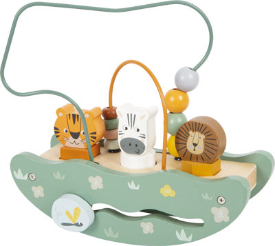 Die Motorikschleife mit Wippe „Safari“ ist ein Holzspielzeug mit Tierfiguren (Tiger, Zebra, Löwe) und einer Motorikschleife auf einem grünen, blumenverzierten Sockel.