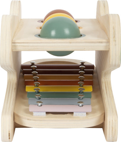 Klopfspiel mit Xylophon „Safari“: Holzspielzeug mit bunten Kugeln oben und einem kleinen Xylophon mit Metallstäben darunter.