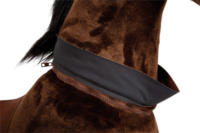 Nahaufnahme des Reitpferds auf Rollen, einem braunen Plüschpferd mit einem schwarzen Stoffhalsband um den Hals.