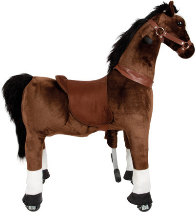 Das Reitpferd auf Rollen ist ein braunes Plüschpferd mit schwarzer Mähne und schwarzem Schweif, einem Sattel und Rädern an den Füßen, sodass Kinder problemlos darauf reiten können.