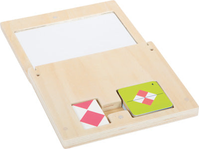 Symmetriespiel mit Spiegel „Educate“ – Holz-Puzzlebrett mit geometrischen Karten in roten, weißen und grünen Rautenformen.