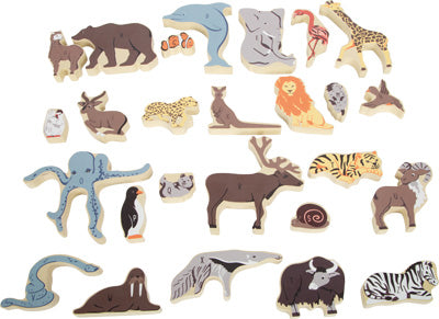 Das Buchstabenpuzzle Tiere besteht aus hölzernen Tierfiguren – Bär, Delfin, Elefant, Giraffe, Löwe, Oktopus und mehr – auf weißem Hintergrund.