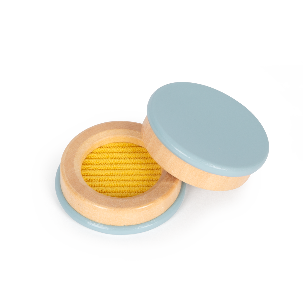 Das Fühlmemo „Sensory“ ist ein runder Holzbehälter mit blauem Deckel und gelbem Strukturstoff im Inneren.