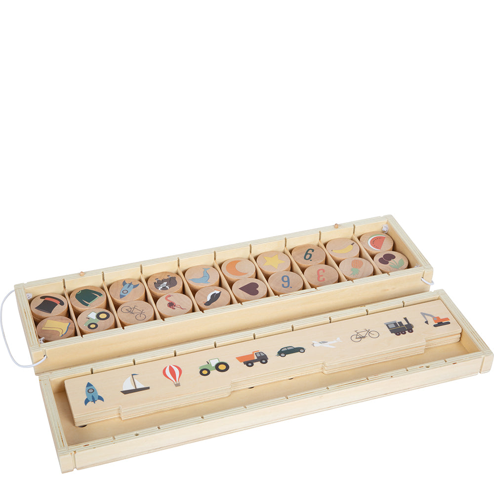 Die Bildersortierbox Weltentdecker ist ein hölzernes Zuordnungsspiel mit illustrierten Spielsteinen mit Gegenständen, Formen und Zahlen in einer rechteckigen Holzbox.