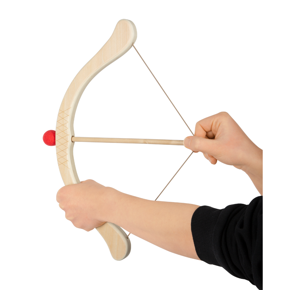 Hände spannen den Spielzeugbogen „Active“ von Pfeil und Bogen mit einem roten Pfeil mit Schaumstoffspitze zurück, bereit zum Abschuss.