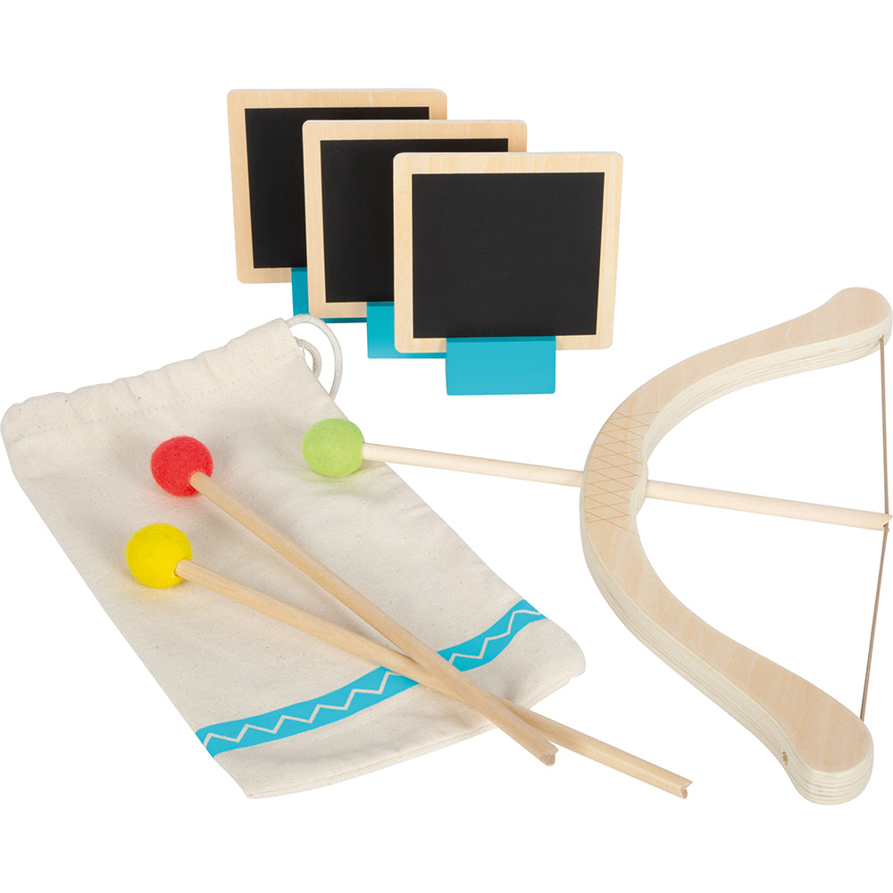 Das Pfeil und Bogen-Set „Active“ umfasst Pfeil und Bogen aus Holz, drei Kreidetafel-Zielscheiben und einen Aufbewahrungsbeutel aus Stoff mit blauem Rand auf weißem Hintergrund.