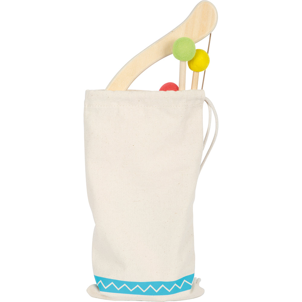Die Pfeil und Bogen „Active“ ist eine Segeltuchtasche mit blauem Rand, aus der oben Holzspielzeugschläger und bunte Bälle herausschauen.