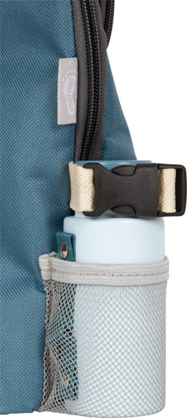 Nahaufnahme des Picknickrucksacks „tasty“ in Blau mit einer Netztasche mit einer hellblauen Flasche und einer schwarzen Kunststoffschnalle darüber.