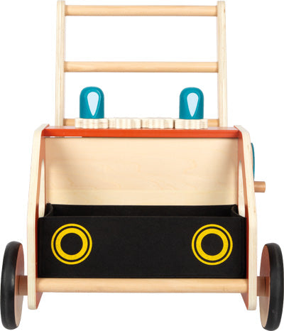 Lauflernwagen Feuerwehr: Lauflernwagen aus Holz mit schwarzen Rädern, einer Ablagefläche vorne und zwei blauen Griffen oben.