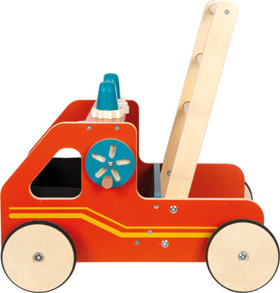 Lauflernwagen Feuerwehr: Spielzeug-Feuerwehrauto aus Holz mit Leiter, blauen Sirenen und gelben Seitenstreifen.