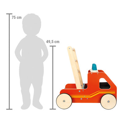 Der Lauflernwagen Feuerwehr, ein roter Spielzeug-LKW aus Holz, ist zum Größenvergleich mit 49,5 cm und 75 cm neben einer Kindersilhouette abgebildet.