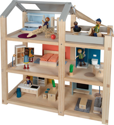 Das Puppenhaus Natur mit Möbeln ist ein hölzernes Puppenhaus mit drei Stockwerken, möblierten Zimmern und mehreren Holzpuppen, die im ganzen Haus verteilt sind.