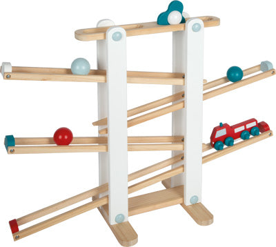 Kugelbahn-Rampenspielzeug aus Holz mit Kugeln und einer roten Spielzeugeisenbahn auf verschiedenen Ebenen mit abgewinkelten Schienen.