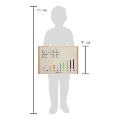 Eine 120 cm große Kindersilhouette hält eine Lernbox Rechenstäbchen mit Zahlen „Educate“ Mathebrett, 31 cm breit.