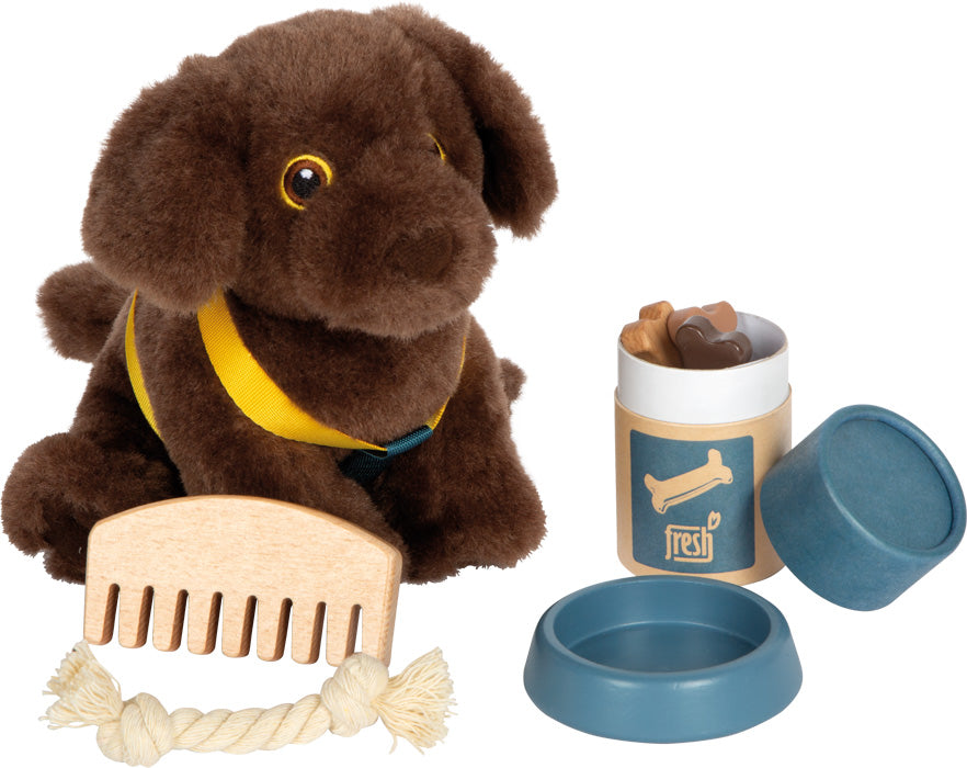 Hund mit Tasche und Pflege-Set: Enthält ein braunes Plüsch-Hundespielzeug mit gelbem Geschirr, blauer Schüssel, Fellkamm, Spielseil und Leckerlibox.