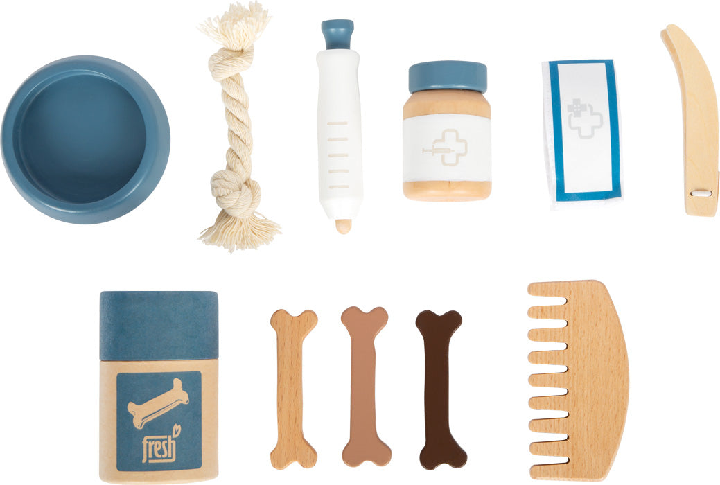 Hund mit Tasche und Pflege-Set: Enthält Holzspielzeug-Hund, Tasche, Napf, Seil, Spritze, Dose, Verband, Leckerli, Futter, Knochen und Kamm.
