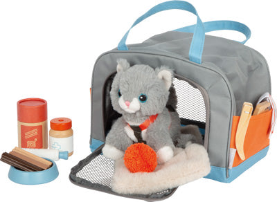 Katze mit Tasche und Pflege-Set: Enthält eine graue Stoffkatze im Spielzeugträger mit Spielzeugfutter, Napf, Bürste und einem orangefarbenen Ball.
