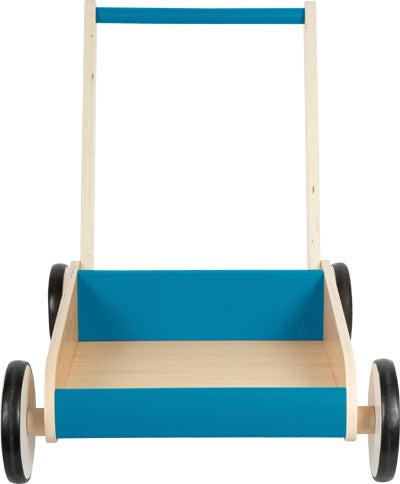 Der Lauflernwagen Petrolblau ist ein hölzerner Spielzeug-Laufwagen mit blauem Griff und blauen Paneelen, vier schwarzen Rädern und einem offenen Stauraum.