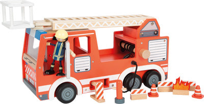Holzspielzeug-Feuerwehrauto mit Feuerwehrmannfigur, Leiter, Verkehrskegeln, Hydrant und Spielzeugflammen.