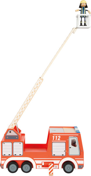 Spielzeug-Feuerwehrauto mit ausgefahrener Leiter und einer Feuerwehrfigur, die oben im Eimer steht.