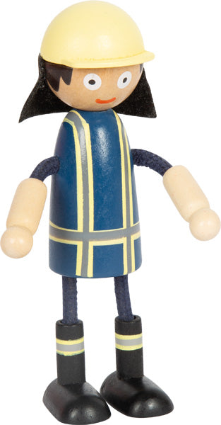 Spielzeugfigur aus Holz mit gelbem Helm, blauem Outfit mit gelben Streifen und schwarzen Stiefeln.