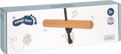 Die Trapezschaukel Twist „Black Line“ ist mit blauem Karton und Holzspielzeuggriff abgebildet, mit der Aufschrift „small foot“ versehen und für Kinder ab 3 Jahren geeignet.