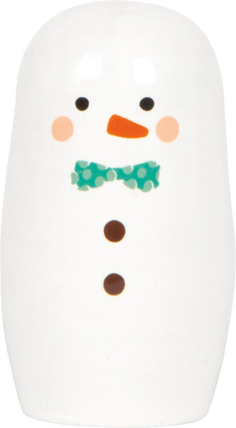 Niedlicher Schneemann mit grün gepunkteter Fliege, orangefarbener Nase und zwei braunen Knöpfen.