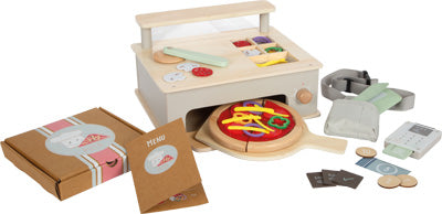 Holzspielzeug-Pizzaofen-Set mit Pizza, Belag, Speisekarte, Schachtel, Spielgeld und Utensilien drumherum.