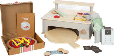 Holzspielzeug-Pizzaofen-Set mit Pizza, Speisekarte, Geld, Belag und Zubehör auf weißem Hintergrund.