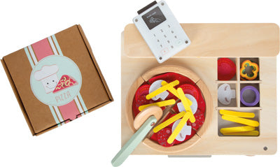 Spielzeug-Pizza-Set aus Holz mit Belag, Pizzaschneider, Schachtel und einem Spielzeug-Zahlungsautomaten auf einem Holzbrett.