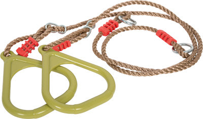 Zwei grüne Spielplatzringe aus Kunststoff, die an braunen Seilen mit roten Clips und Metallschlaufen befestigt sind.