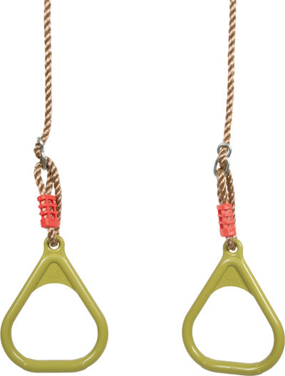 Zwei grüne Spielplatz-Trapezringe, die an braunen Seilen mit Metallhaken und roten Kunststoffgriffen befestigt sind.