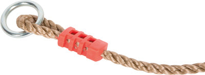 Ein braunes, gedrehtes Seil mit einem roten Kunststoffgriff und einem Metallring am Ende.