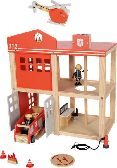 Spielzeug-Feuerwehrstation aus Holz mit einem Feuerwehrauto, einem Hubschrauber, Feuerwehrfiguren und Feuerwehrzubehör.