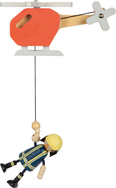Spielzeug-Hubschrauber aus Holz mit einem Feuerwehrmann in blau-gelber Ausrüstung, der an einer Schnur herunterhängt.