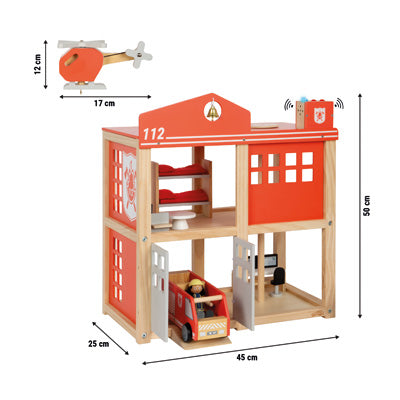 Spielzeug-Feuerwehrstation aus Holz mit einem Feuerwehrauto, einem Hubschrauber und Möbeln, deren Abmessungen in Zentimetern angegeben sind.