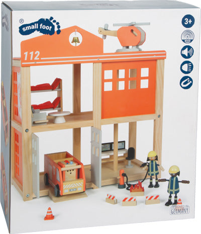 Hölzerne Feuerwache mit Feuerwehrauto, Hubschrauber, Feuerwehrleuten und Zubehör in einer Box für Kinder ab 3 Jahren.