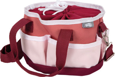 Tasche aus rosafarbenem und kastanienbraunem Stoff mit Taschen, einem Schulterriemen und einem Kordelzugverschluss.