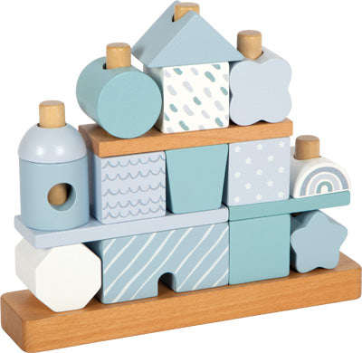 Gestapelte pastellblaue und weiße Holzspielzeugblöcke in verschiedenen Formen auf einem Holzsockel.