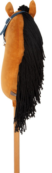 Ein braunes Spielzeug-Steckenpferd mit einer Mähne aus schwarzem Garn auf einem Holzstab, von hinten betrachtet.