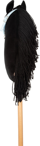 Ein schwarzes Steckenpferd mit blauem Zaumzeug, schwarzer Garnmähne und einem Holzstiel.