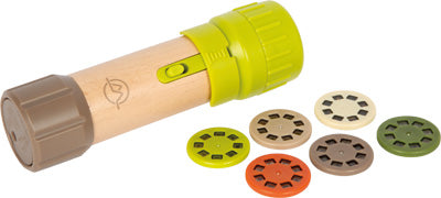 Ein braune und grüne Spielzeugtaschenlampe mit sechs bunten, kreisförmigen Dia-Scheiben daneben.