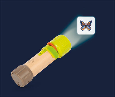 Eine Spielzeug-Taschenlampe projiziert ein Bild eines Schmetterlings auf einen dunkelblauen Hintergrund.