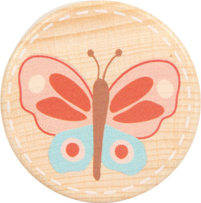 Runde Holzscheibe mit einer bunten Schmetterlingsillustration in Rosa-, Rot-, Blau- und Brauntönen.