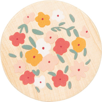 Runde Holzscheibe mit einem Muster aus bunten roten, gelben, rosa und weißen Blumen und grünen Blättern.