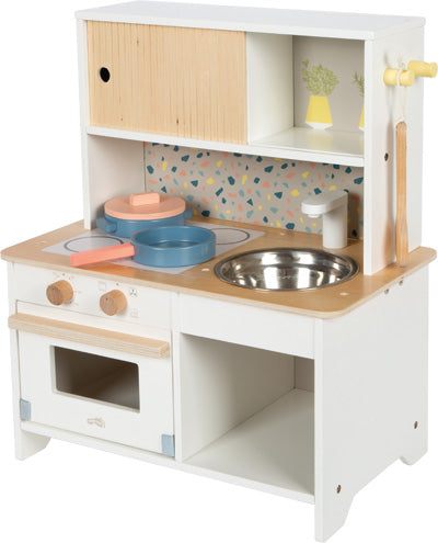 Holzspielzeug-Küchenset mit Herd, Backofen, Spüle, Geschirr und bunten Töpfen auf der Arbeitsplatte.
